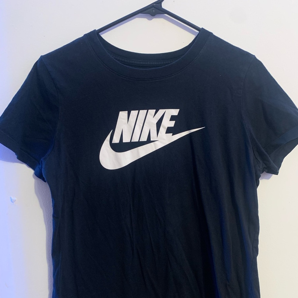 Nike sportswear essential t shirt